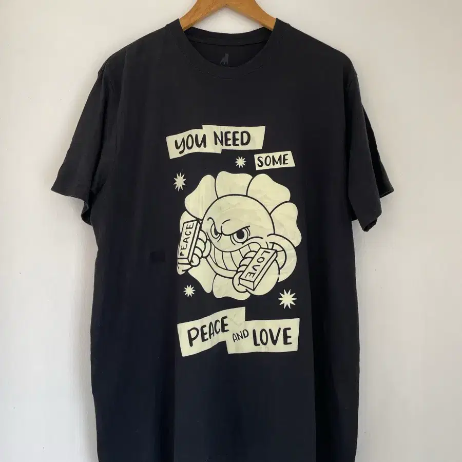 'PEACE AND LOVE' 너클 꽃 캐릭터 그래픽 티셔츠