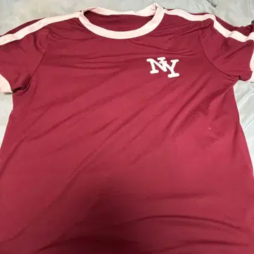 NY 로고 반팔 T셔츠 버건디