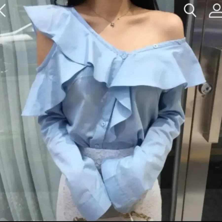 하늘색 프릴 오프숄더 블라우스