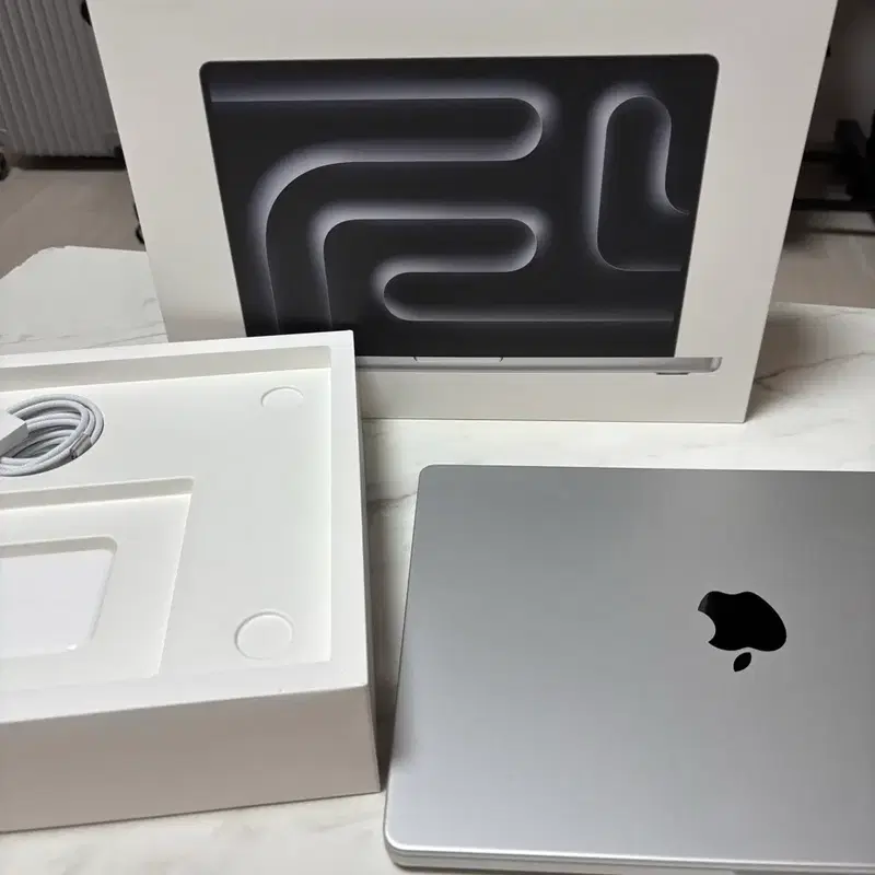Apple MacBook Pro 14인치 M4 / 16GB / 512GB 실버 (배터리 100%, 풀박스+파우치)