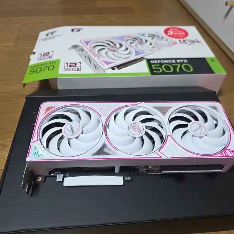 컬러풀 RTX 5070 울트라 화이트 그래픽카드