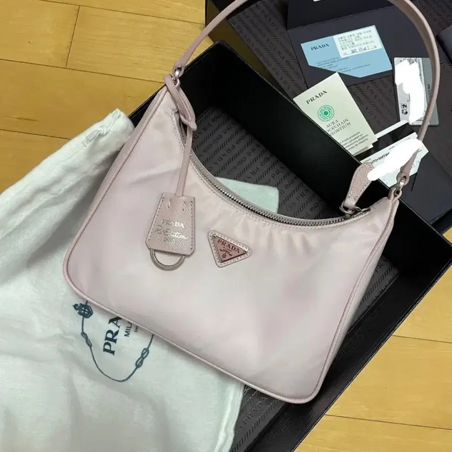 (상태S급)프라다 리에디션 사파이노 트리밍 나일론백 핑크