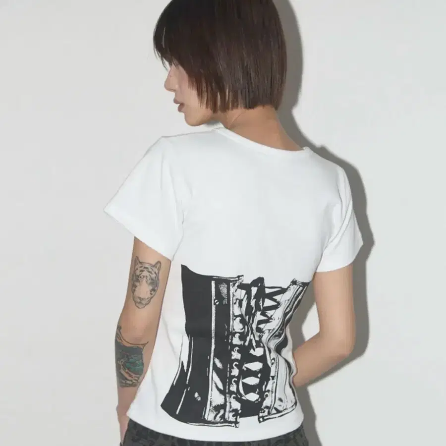 [팬시클럽]BACK CORSET TEE WHITE
