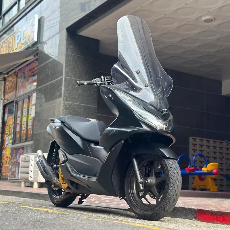 머플러 구조변경 완료된 22년식 PCX125 8.4만km 싸게 판매합니다.