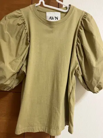AVN 퍼프 슬리브 반팔 티셔츠 카키