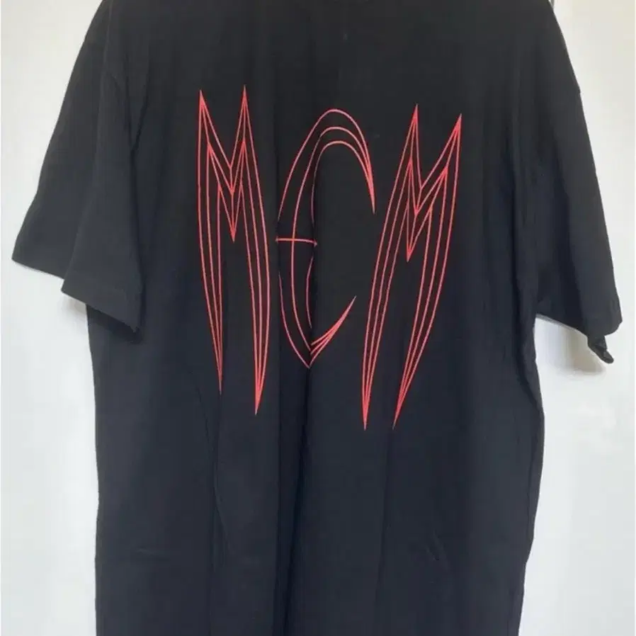 MCM 반팔티 블랙 .