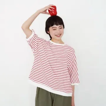휴일과 시 리릭 보더 T셔츠 화이트/레드