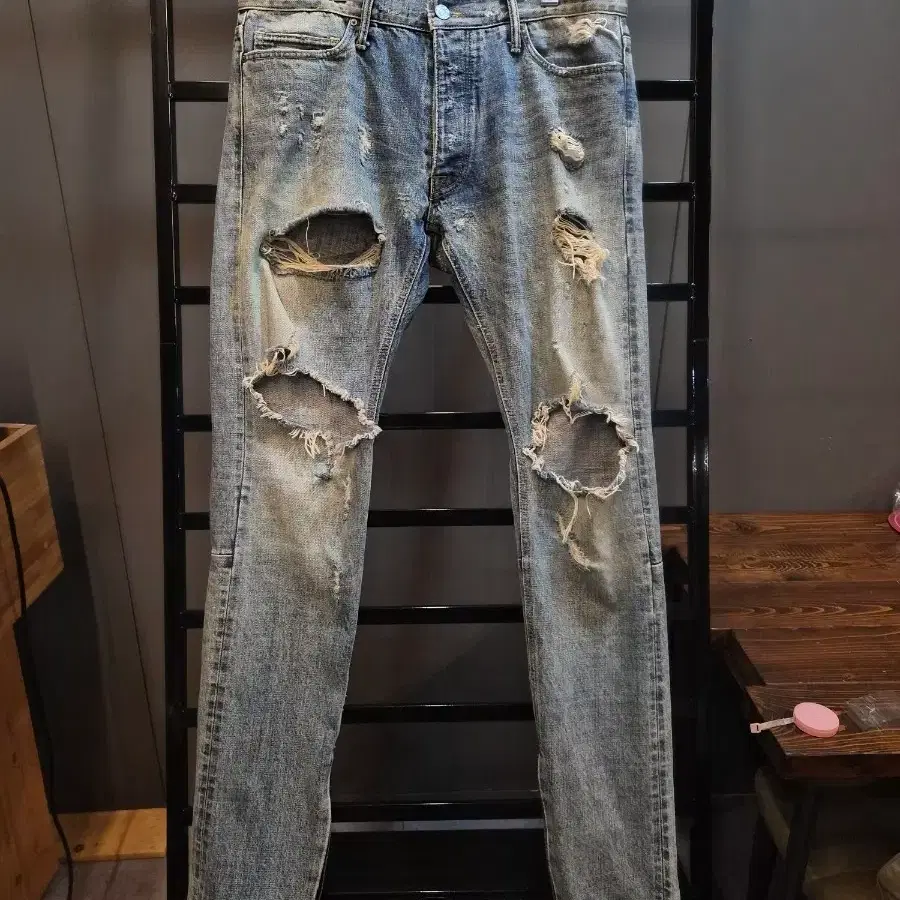 [33] 피어오브갓 FEAR OF GOD 4차 컬렉션 디스트로이드 데님 팬츠 인디고 34.9