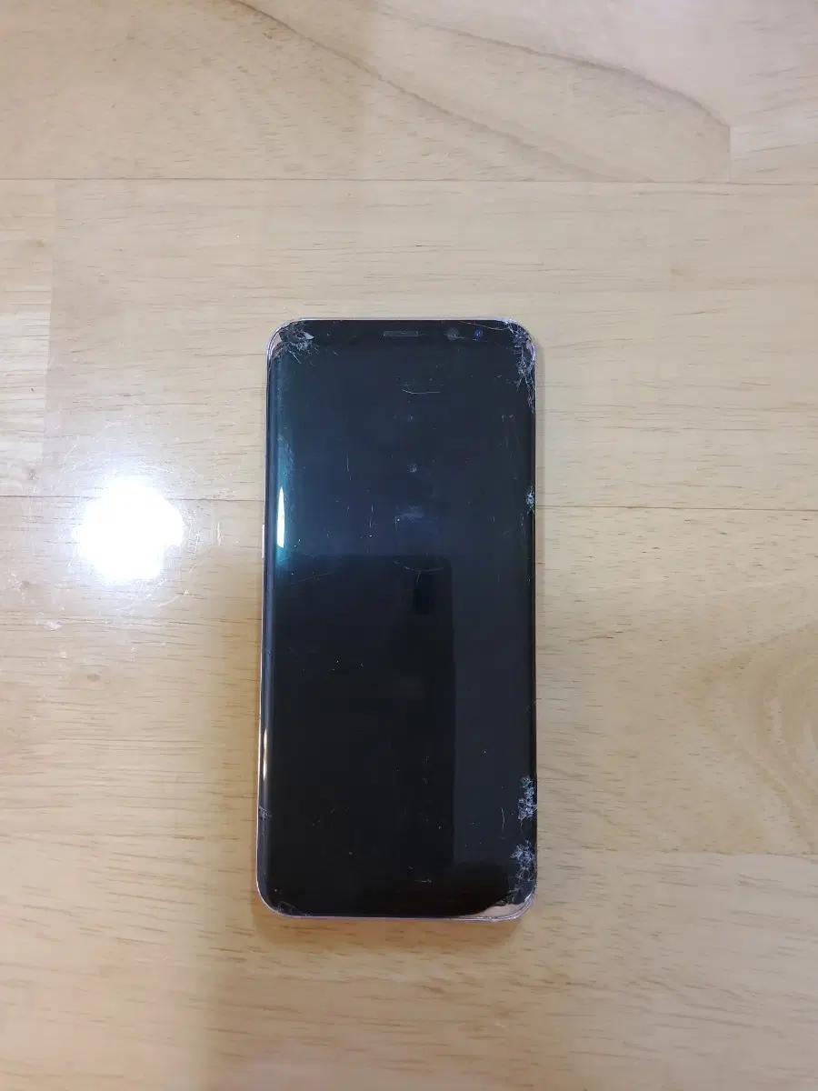 갤럭시s8+  128기가.    액정과 뒷판 파손으로 액정 안들어고 켜집니다.