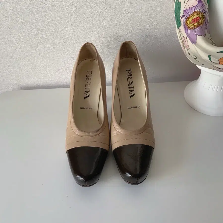 [225] 프라다 Prada 베이지 블랙 투톤 배색 레더 힐 펌프스