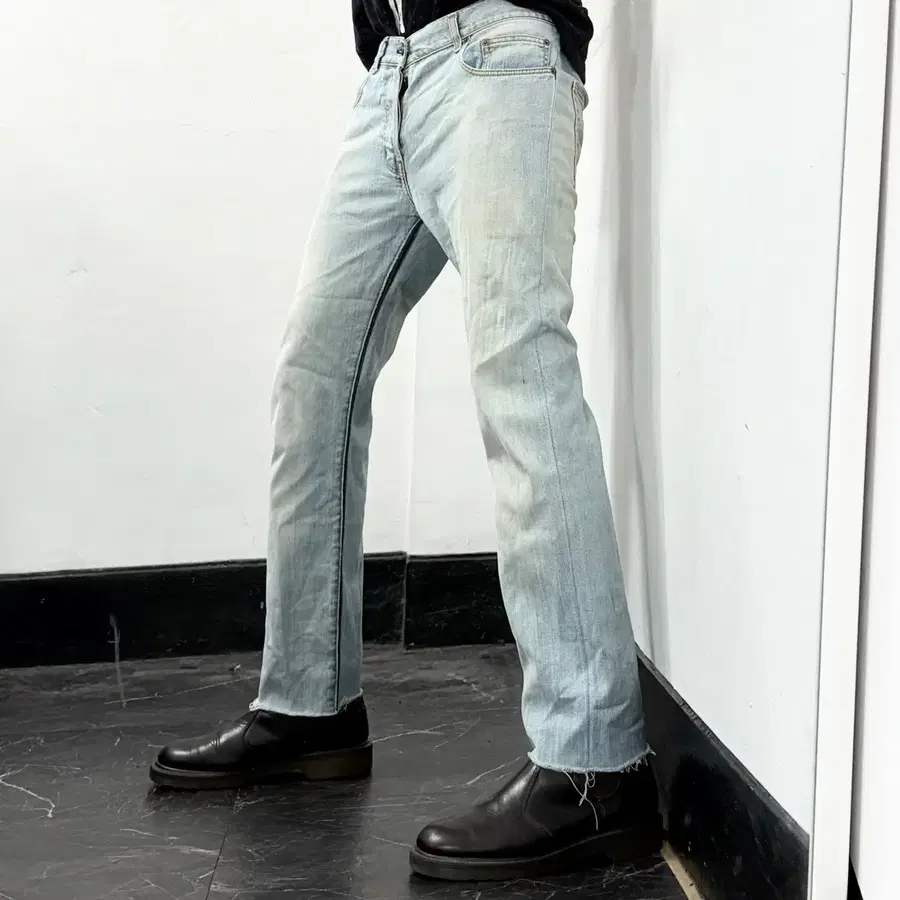 생로랑 워시드 데님 팬츠