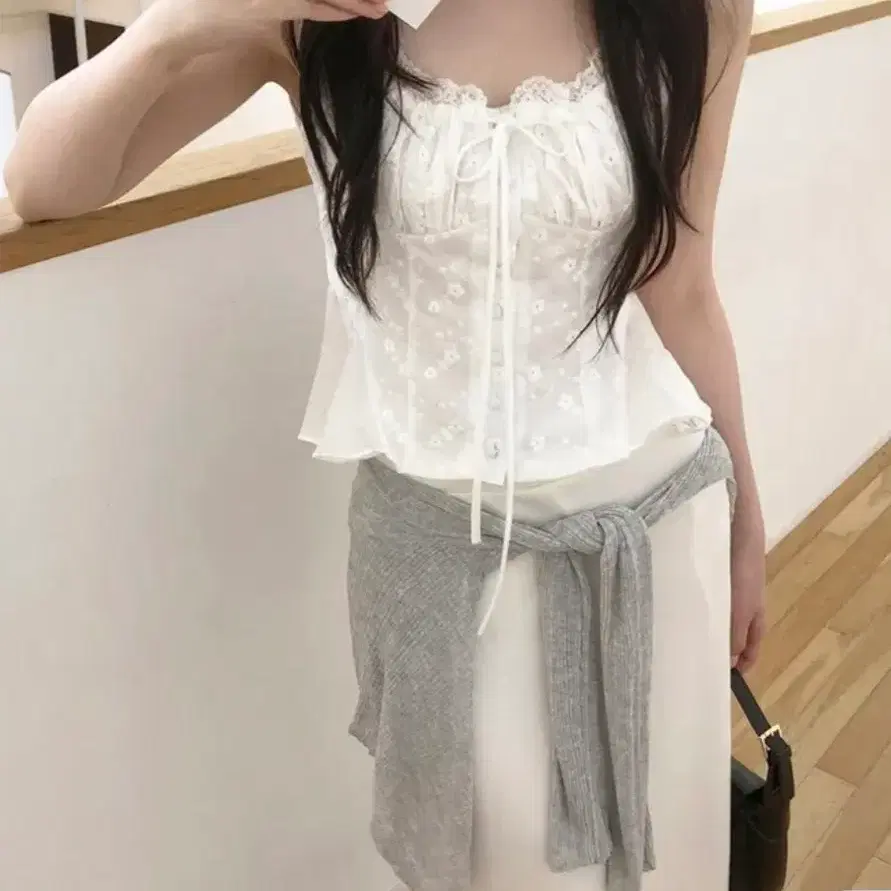 퍼빗 아일릿 레이스 펀칭 플라워 나시 블라우스