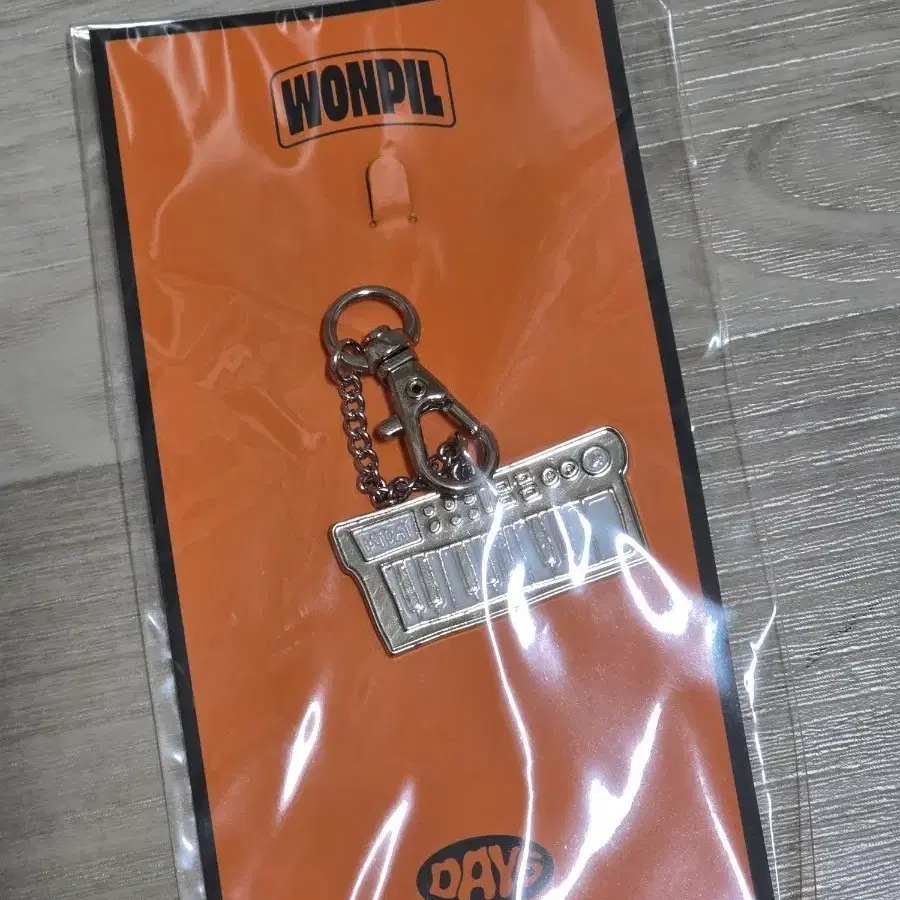 데이식스 원필 미니 시그니처 참 악기 건반 키링