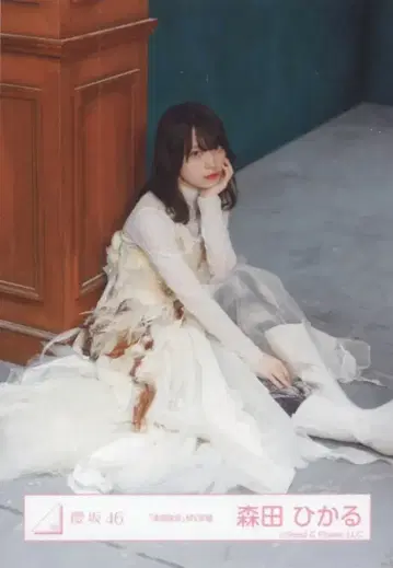 사쿠라자카46 승인욕구 모리타 히카루 [ 승인욕구 ] MV 의상(안경 없음) 앉은 모습
