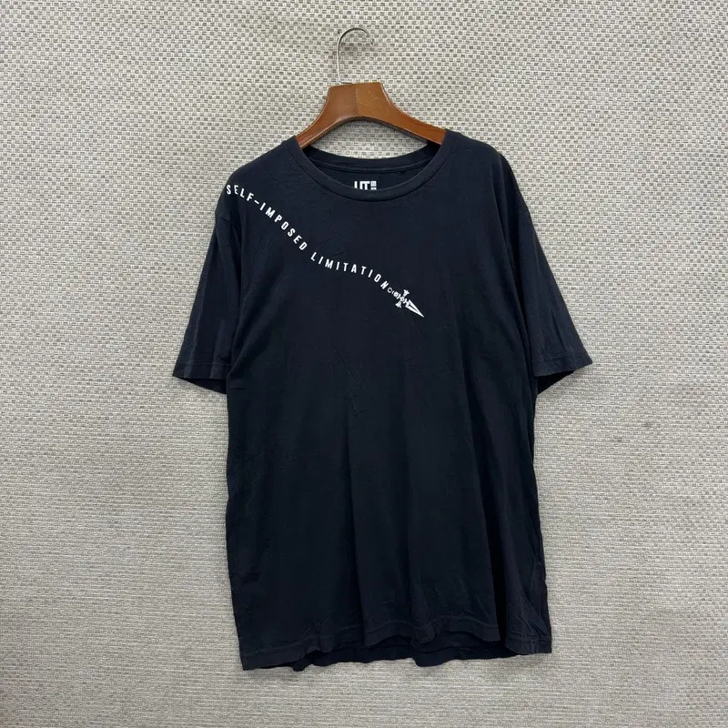 유니클로 헌터헌터 반팔티 XL H00800