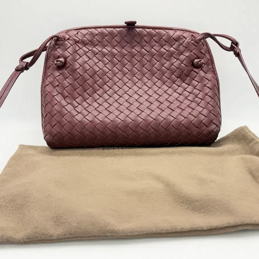 [BOTTEGA VENETA] 보테가 베네타 인트레치아토 노드 크로스백 (버건디)