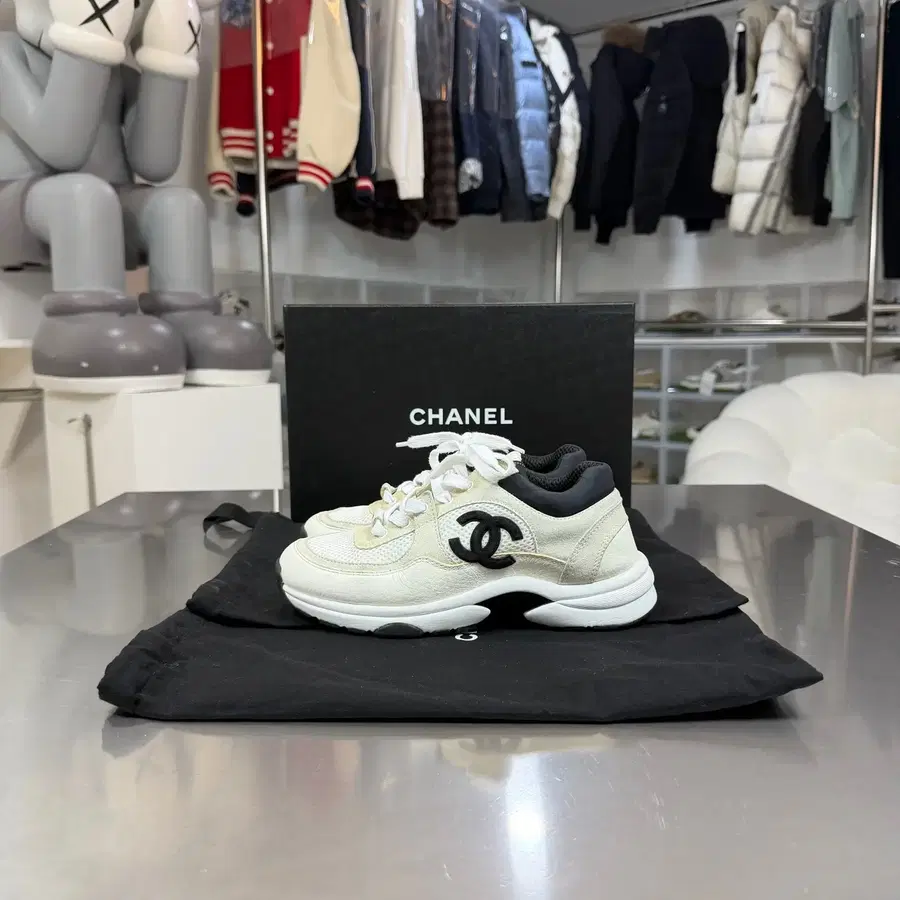 [리오브] 샤넬 CC 로고 테니스 카프스킨 스웨이드 스니커즈
