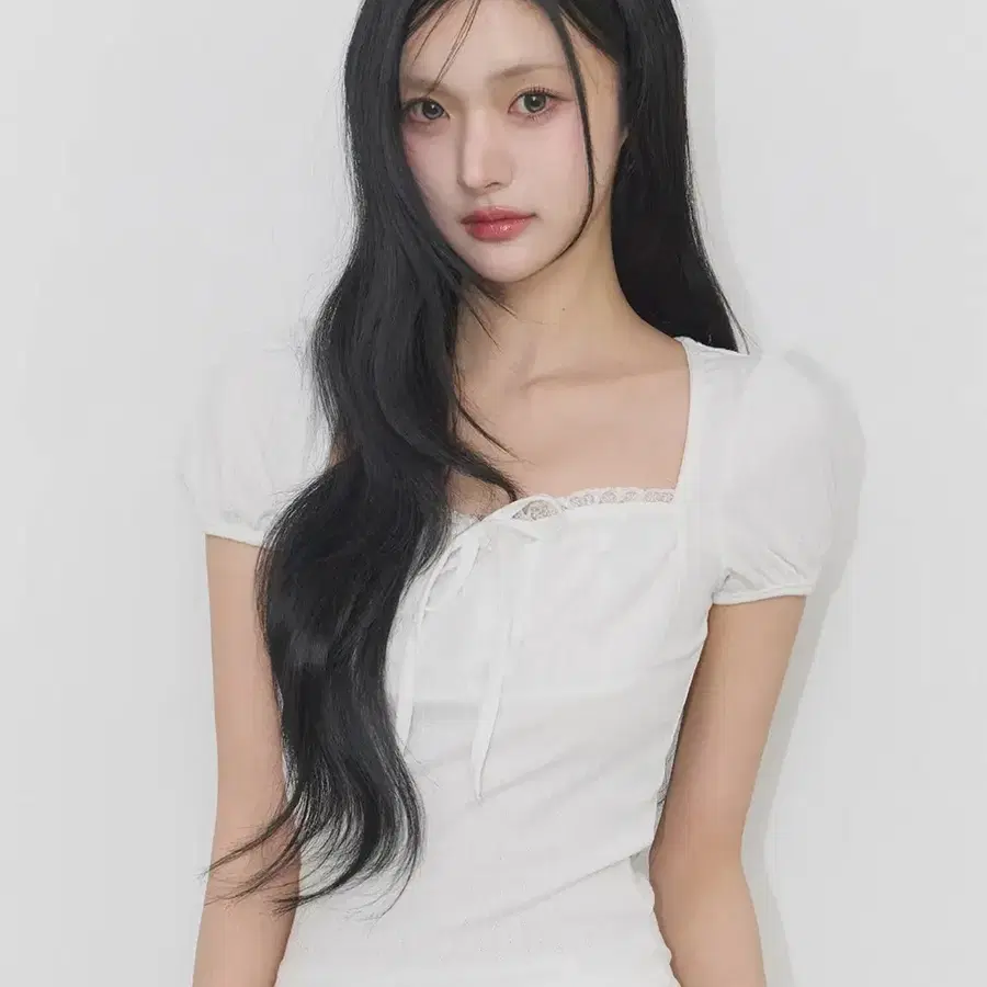 일리고 로지 레이스 스퀘어넥 티 화이트