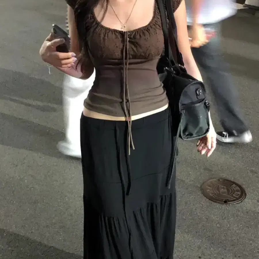 브라운 펀칭 스퀘어넥 블라우스