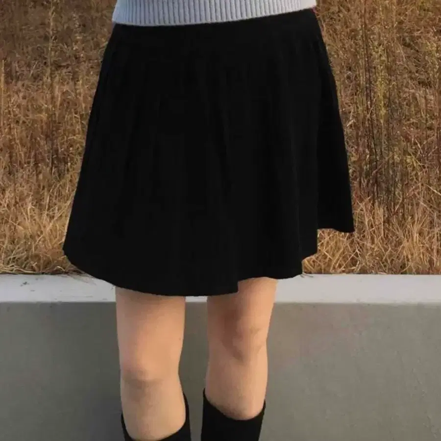 [새상품] 플리츠 미디 스커트 블랙