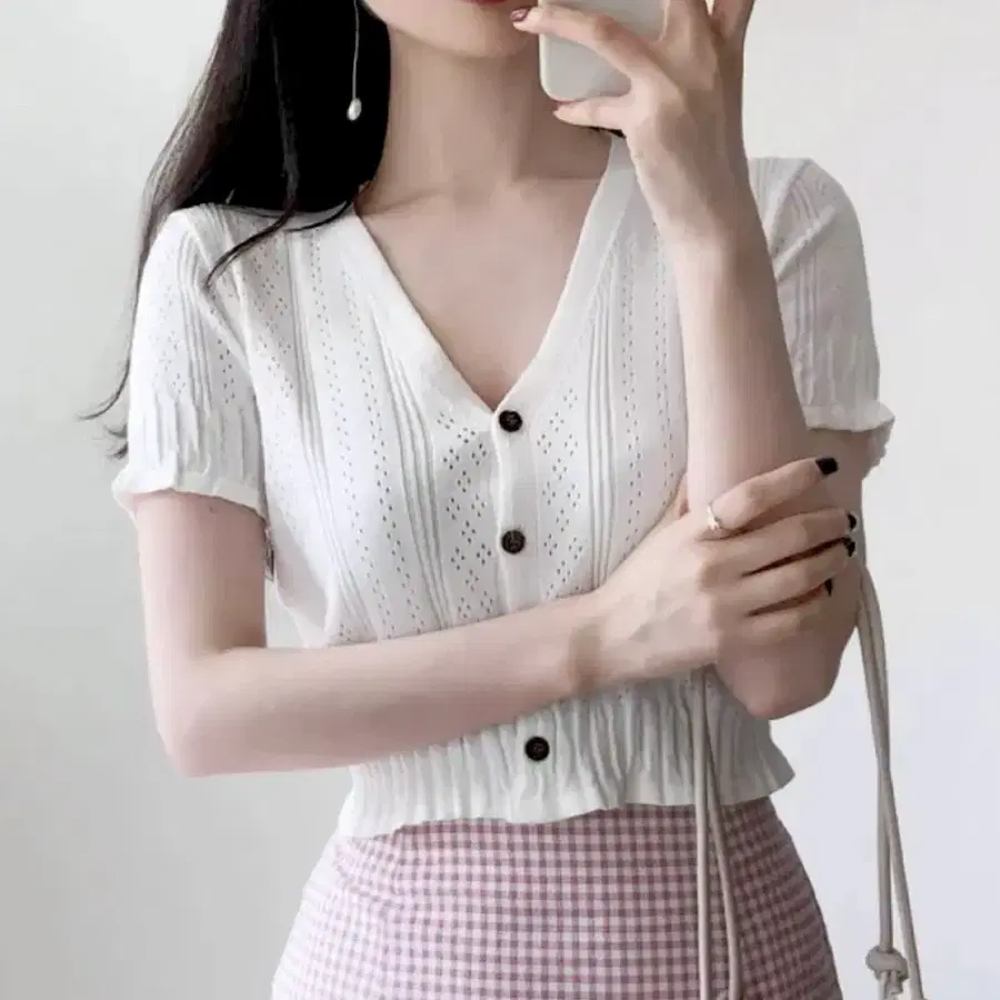 에이블리 아이보리 화이트 V넥 단추 니트 가디건 반팔 여름