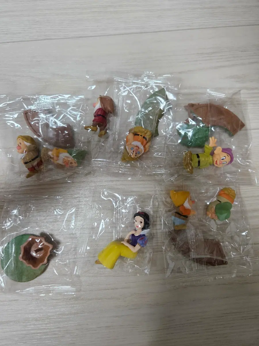 백설공주 피규어 가챠 풀셋 팝니다