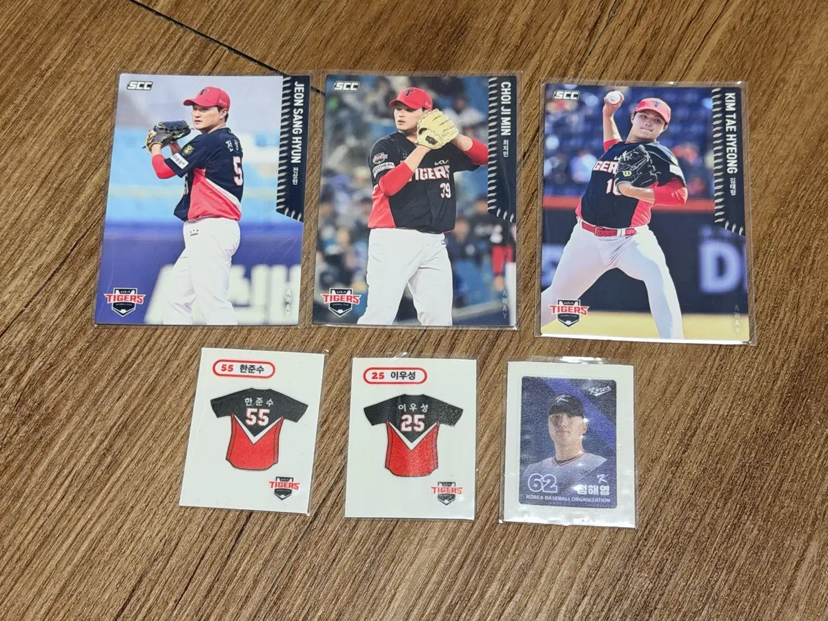 KIA 타이거즈 야구 카드 3종 + 유니폼 띠부씰2종 +국대 정해영띠부씰