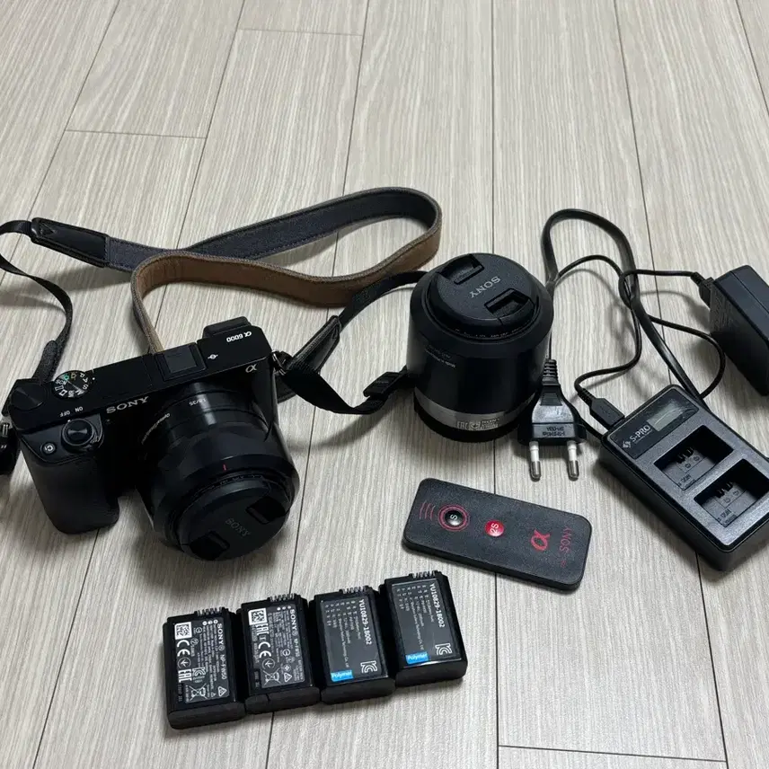 소니 알파 a6000 미러리스 카메라 렌즈 포함