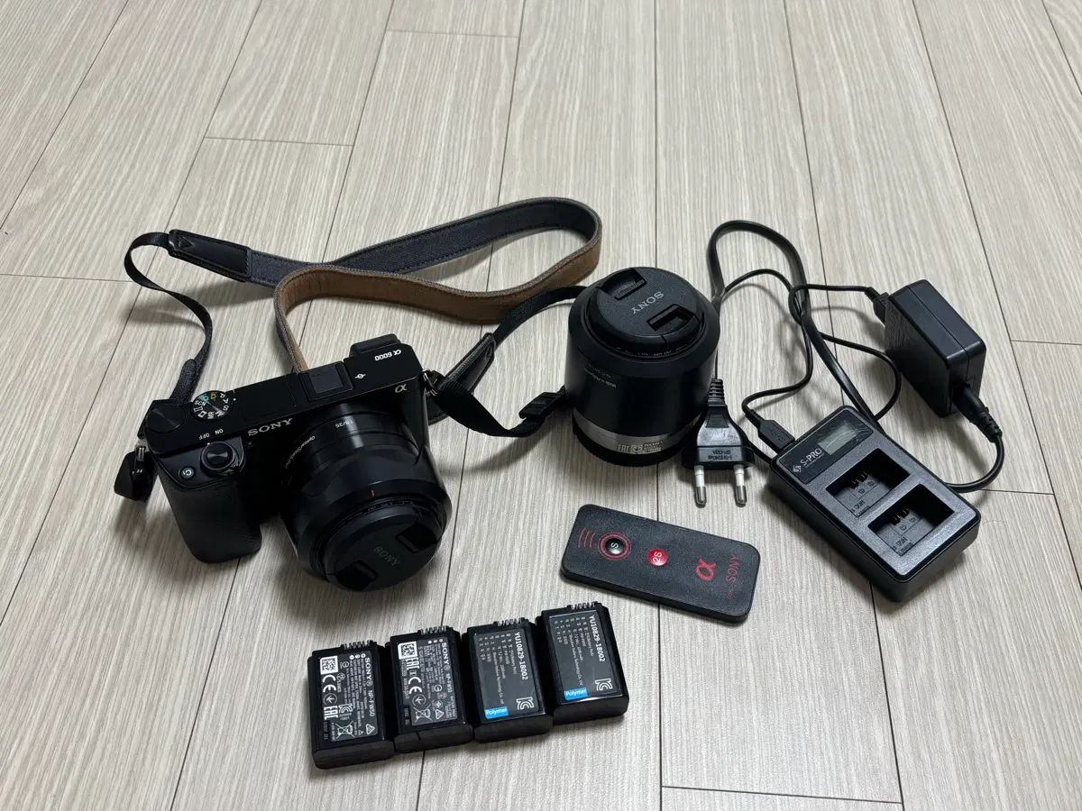 소니 알파 a6000 미러리스 카메라 렌즈 포함