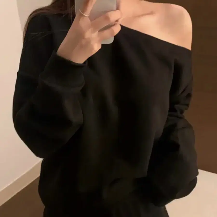 원오프숄더 여리핏 가을 루즈핏 무지 맨투맨 원숄더 오프숄더 맨투맨티