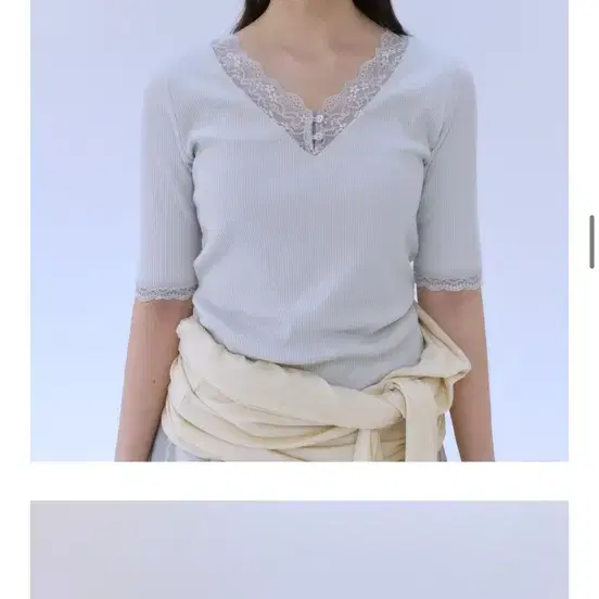 [구해요] 아우로 essential lace slip tee (pale blue)