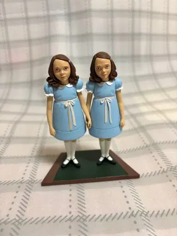 샤이닝 쌍둥이 피규어