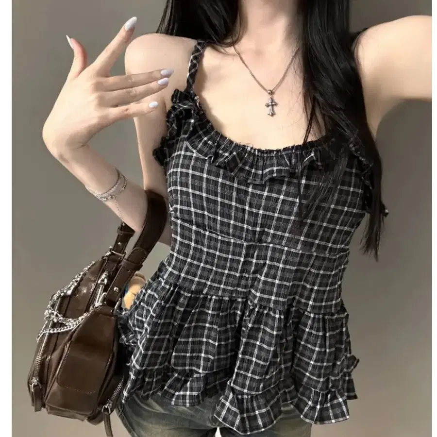 새상품 블랙 체크 프릴 나시 블라우스 끈조절 민소매 레이어드템 블라우스나시 여름나시 크롭나시 캉캉 레이스나시