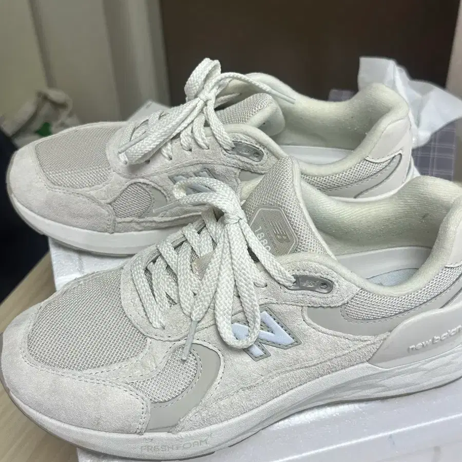 뉴발란스 1880 v2