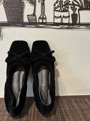 LAROUTE 벨로아 리본 플랫슈즈 블랙