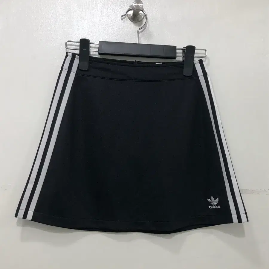 아디다스 스커트 블랙 삼선 XS