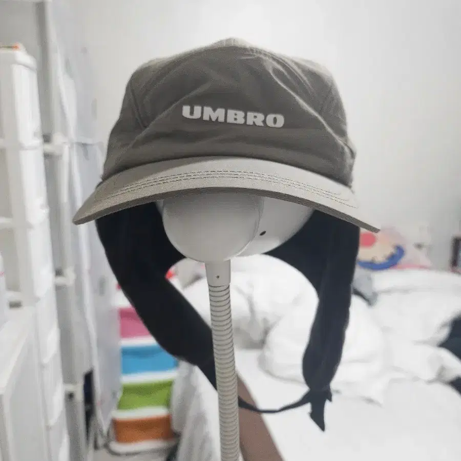 엄브로 이어플랩 캡 고지베리