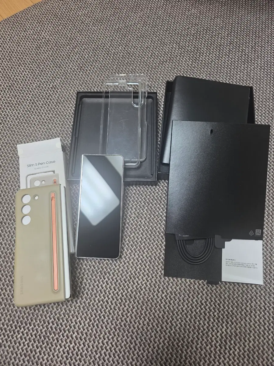 kt 갤럭시 폴드5 512GB 크림 풀박스 판매합니다.