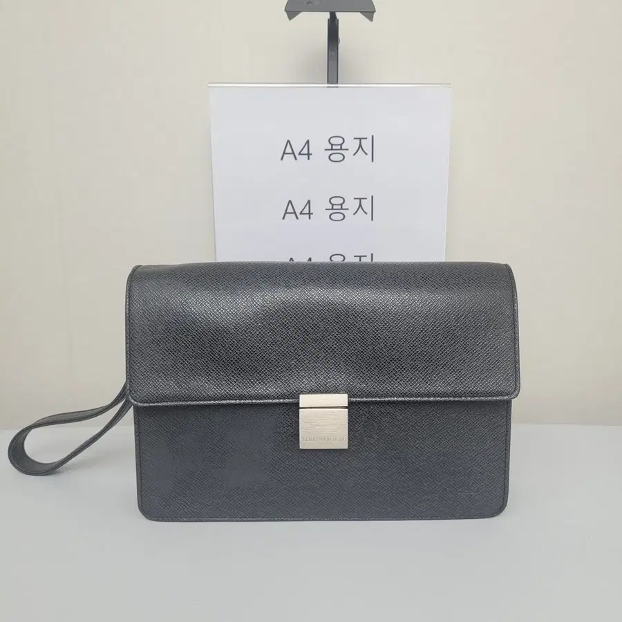루이비통 M30782 타이가 세컨백 클러치백 (누나명품중고)