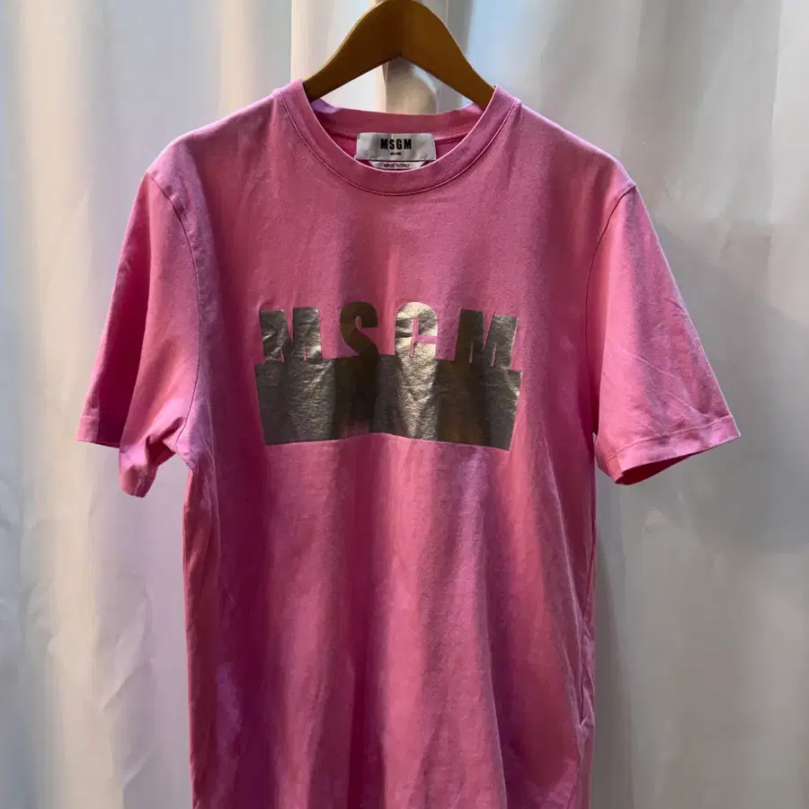MSGM 밀라노 이탈리아 메탈릭 로고 반팔 티셔츠 핑크 A375