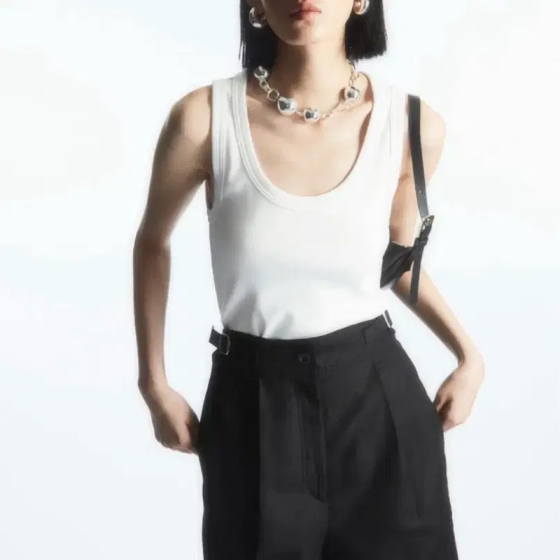 COS 반바지 플리티드 리넨 블렌드 유틸리티 쇼츠