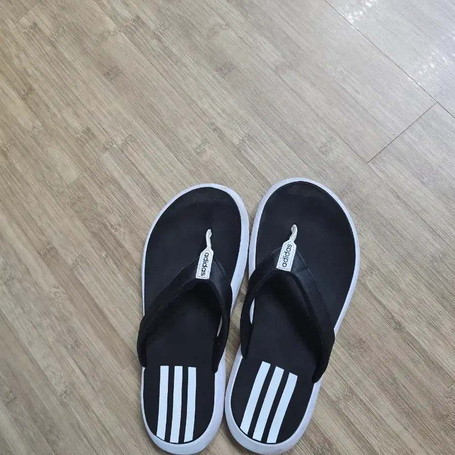 아디다스 쪼리 블랙 화이트 삼선