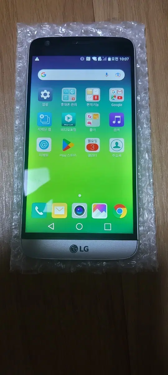 LG G5 실버 색상 스마트폰이에요본체와 추가 배터리, 배터리 케이스, 하단 모듈까지 모두 포함되어 있어요사진에서 보이는 구성품 그대로 보내드려요문서 작업이나 영상 시청 등