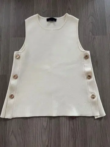 ZARA 슬리브리스 니트 사이드 버튼 화이트