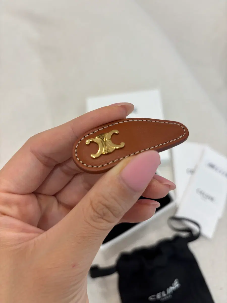 셀린느 셀린 트리옹프 스냅 헤어 클립 삔