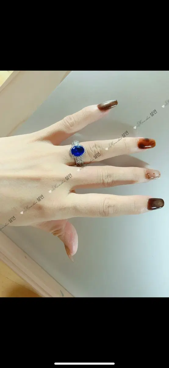 천금 만찬의 절제된 럭셔리클래식 스타일 오드리 햅번의 style 고급스러운 로열 블루 컬러 톤 큐빅 반지