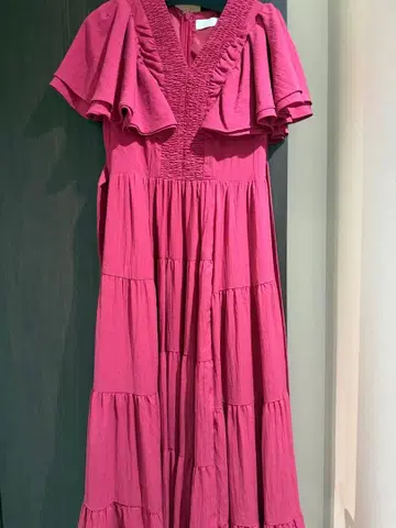 And Couture 개더 V넥 티어드 원피스 보르도 빨간색