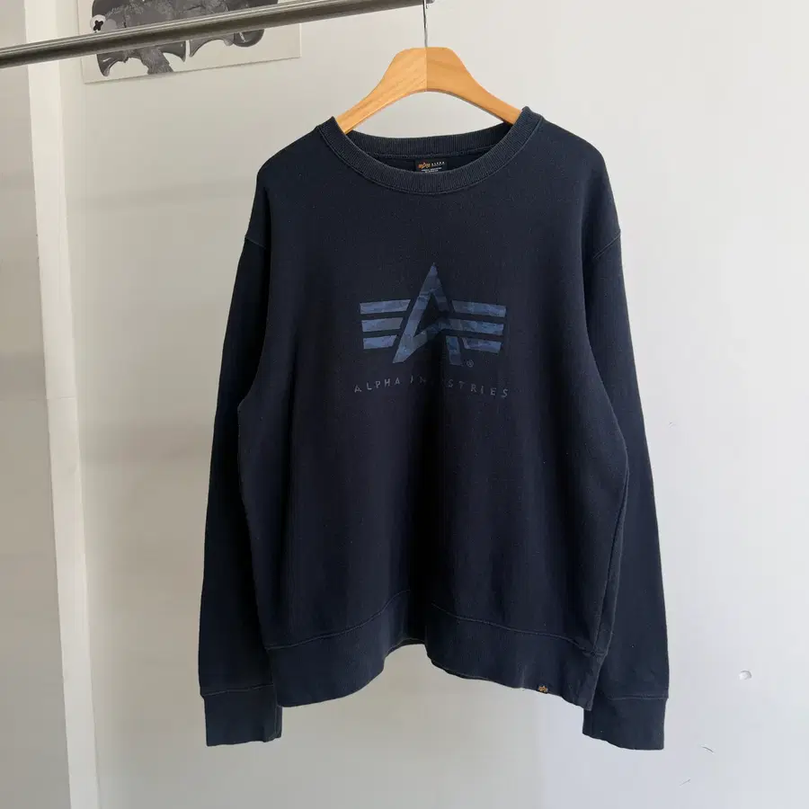 ALPHA INDUSTRIES 맨투맨
