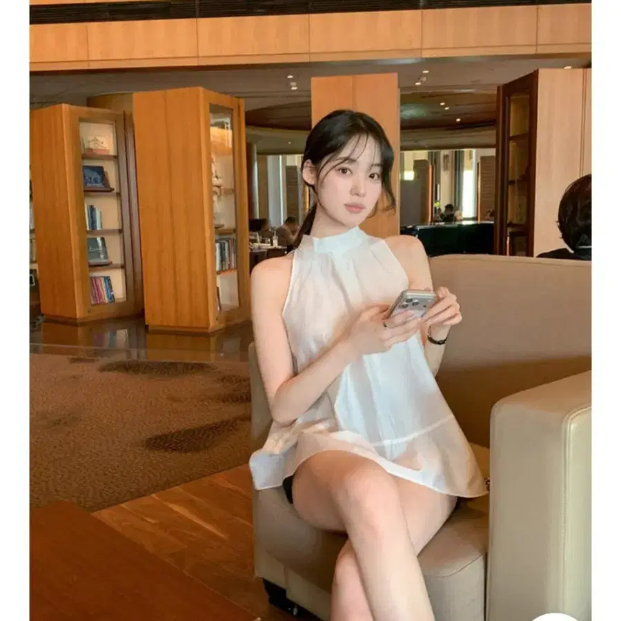 렌느 모네 홀터넥 타이 블라우스