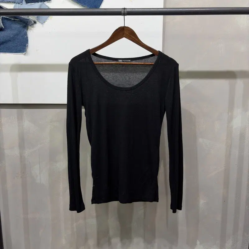 (95) 자라 ZARA 여성 캐주얼 베이직 라운드 블랙 긴팔 티
